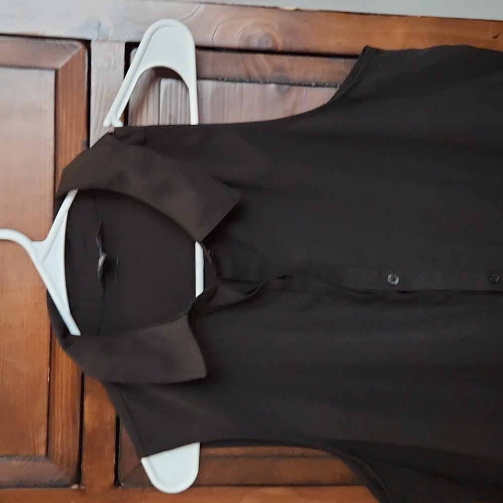 Sleeveless black collared top. ADORABLE!!